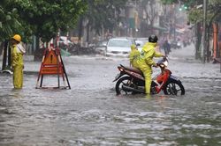 Vì sao mưa một tiếng, Hà Nội ngập cả chiều?