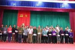 Báo Tiền phong trao 40 suất quà tri ân thương binh liệt sĩ