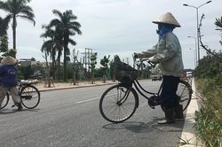 Phó mặc tính mạng, người dân xé rào băng đường, đi xe ngược chiều trên Quốc lộ 5