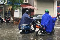 Hà Nội: Nhiều tuyến phố ngập sâu, người dân bì bõm dắt xe máy lội nước
