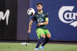 Bruno Fernandes xé lưới Liverpool, MU sốt xình xịch