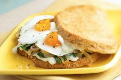 10 phút xong ngay bánh mì sandwich kẹp trứng cho bữa sáng đầy đủ dinh dưỡng