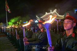 Thăm, tặng quà gia đình chính sách và thắp nến tri ân các anh hùng liệt sĩ