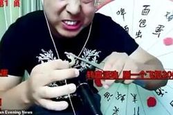 Đang livestream ăn rết và tắc kè sống, nam vlogger chết tức tưởi