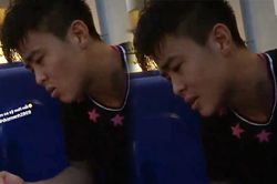 Hậu vệ Duy Mạnh nghêu ngao cover 'Tha thứ lỗi lầm' (Tuấn Hưng), 'đàn em' Văn Hậu lập tức troll: 'Nam ca sĩ mới nổi'