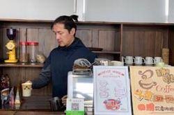 Hồ Ca để râu, nuôi tóc dài, một lòng chuyên tâm làm chuyện công ích