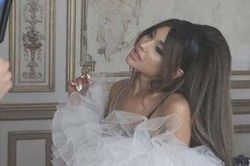 Ariana Grande hé lộ hình ảnh hậu trường MV mới với tạo hình 'xinh lung linh' khiến fan trầm trồ