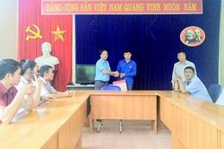 Huyện Nậm Pồ: Trao tặng 35 suất quà cho gia đình chính sách, người có công