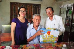 Ông Trần Ngọc Thanh thăm, tặng quà gia đình chính sách huyện Cam Lâm