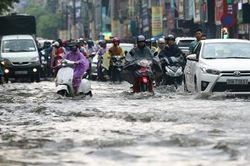 Mưa như trút nước, nhiều tuyến phố Hà Nội thành sông