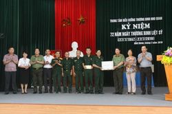 Thứ trưởng Bùi Văn Nam thăm hỏi, tặng quà thương bệnh binh