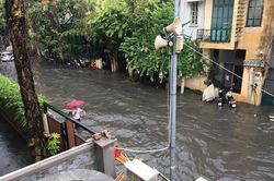 Hà Nội mưa như trút nước, nhiều tuyến phố nội đô ngập sâu