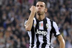 Trước Kolasinac, Bonucci từng dùng tay không hạ knock-out cướp có súng