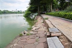Bờ kè Hồ Gươm... 'nát như tương'