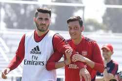 KINH HOÀNG: Mesut Oezil bị côn đồ cầm dao tấn công ngay trên đường phố London