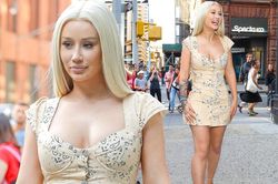 Nữ rapper sexy nhất thế giới xinh đẹp như 'búp bê sống' trên phố
