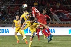 TPHCM và Hà Nội cưa điểm sau trận 'chung kết sớm' 2 thẻ đỏ