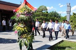 Tổng Biên tập Báo Nhân Dân dâng hương tại Khu Di tích lịch sử Truông Bồn