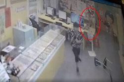 Xin tiền cha không được, nam thanh niên khỏa thân, cầm dao chạy ra đường đâm chém người lạ trút giận