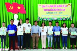 Trao tặng 100 suất học bổng cho sinh viên vượt khó học giỏi