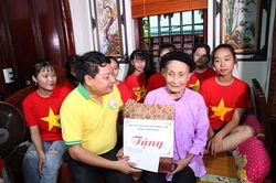 Chương trình 'Khăn hồng tình nguyện' tại xã Ninh Xuân