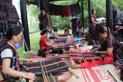 Joint venture supports traditional weaving in Thua Thien-Hue