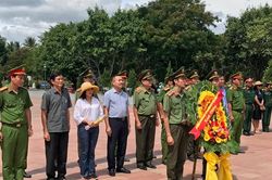 Báo CAND tri ân các Anh hùng liệt sĩ ở Thành cổ Quảng Trị
