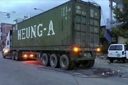 Cả khu phố mất điện vì xe container gặp tai nạn