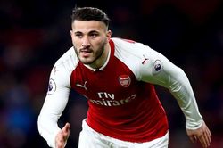 Dòng máu chiến binh của hậu vệ Arsenal đánh cướp, cứu mạng Mesut Ozil