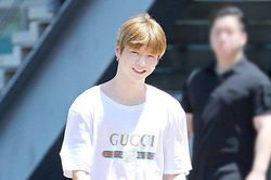 Diện đồ hè đẹp như Kang Daniel: Áo phông, quần jeans cũng nên chuyện