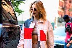 Bella Hadid diện quần bó sát lộ vùng nhạy cảm