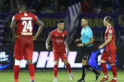 CĐV chiếu tia laser cầu thủ Hà Nội, lăng mạ trọng tài FIFA