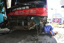 Hiện trường vụ xe giường nằm tông 2 người chết gần cầu Bãi Cháy