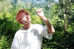 Jungkook BTS quá ngọt ngào với chàng trai này khiến fan phải ghen tị