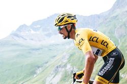 Alaphilippe mất áo vàng, Bernal vươn lên dẫn đầu