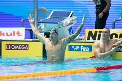 Giải bơi lội VĐTG: Dressel phá KLTG 10 năm tuổi của Phelps,VĐV 17 tuổi cũng phá KLTG 200m ngửa nữ