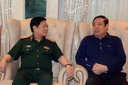 Bộ trưởng Ngô Xuân Lịch thăm, tặng quà Đại tướng Phùng Quang Thanh