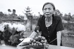 Hai người mẹ liệt sĩ thắp hương chung một nấm mộ con