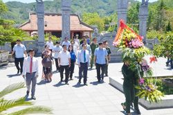 Phó Thủ tướng Vương Đình Huệ dâng hoa tưởng niệm các Anh hùng liệt sỹ tại Nghệ An