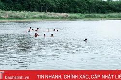 Không áo phao, trẻ em Hương Sơn vẫn đổ xô tắm sông Ngàn Phố