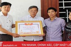 Gia đình liệt sỹ Nguyễn Hữu Quỳ đón nhận bằng Tổ quốc ghi công