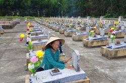 Chuyện về người quản trang thầm lặng chăm sóc các phần mộ liệt sỹ