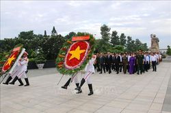 Lãnh đạo Thành phố Hồ Chí Minh dâng hương tưởng niệm các Anh hùng Liệt sỹ