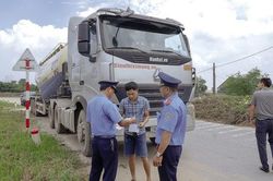 Hà Nội ra quân xử lý xe quá tải trên tuyến đê Hữu Hồng