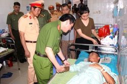 Chăm sóc tốt cán bộ bị thương, xử lý nghiêm đối tượng vi phạm