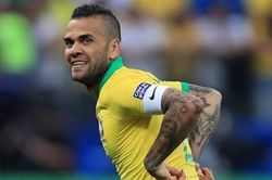Dani Alves lên mạng tìm việc sau khi vô địch Copa America
