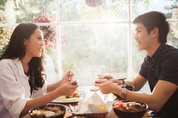 Vừa đưa thiệp mời cưới cho bạn thân, cậu ta lập tức trợn tròn mắt khi thấy tên cô dâu