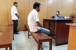 Mẹ già buốt ruột nhìn 2 con trai 'đại chiến' giữa tòa