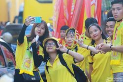 Nhiều CĐV nữ xinh đẹp 'tiếp lửa' trận SLNA - Nam Định