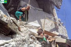 Bé gái 5 tuổi Syria thiệt mạng khi cố cứu em giữa tòa nhà bị tên lửa đánh sập
